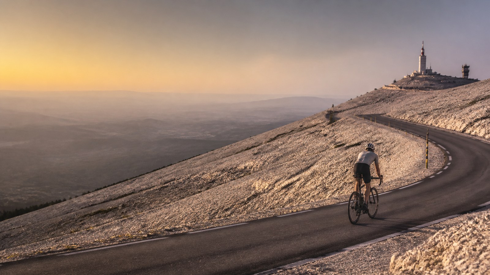 Cycliste dans les derniers kilomètres du Mont Ventoux