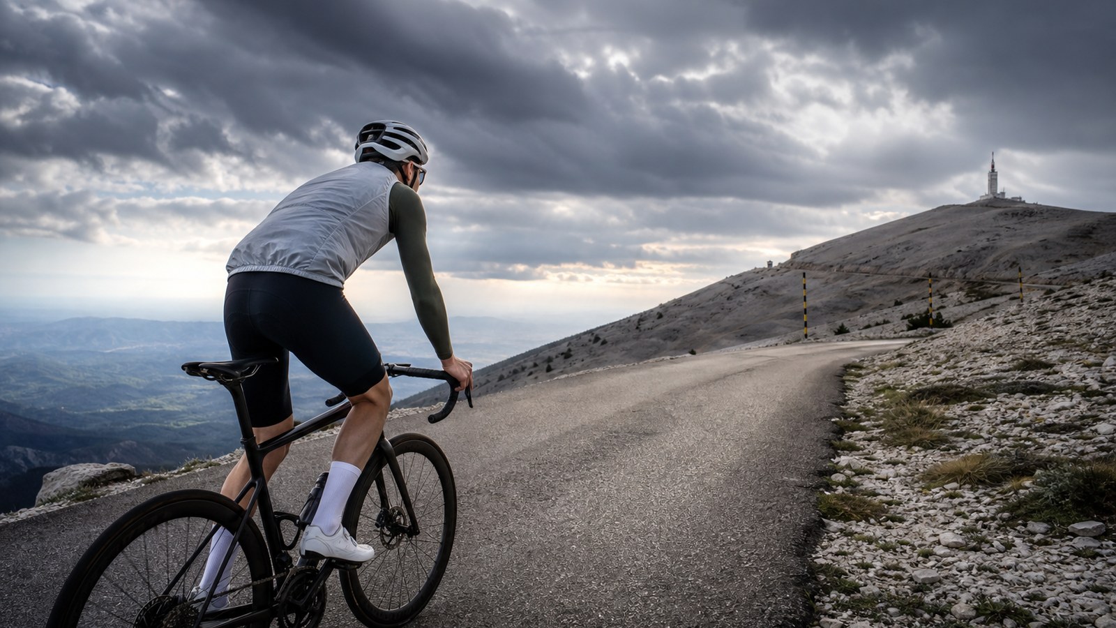 Cycliste gérant son effort sur les pentes du Mont Ventoux