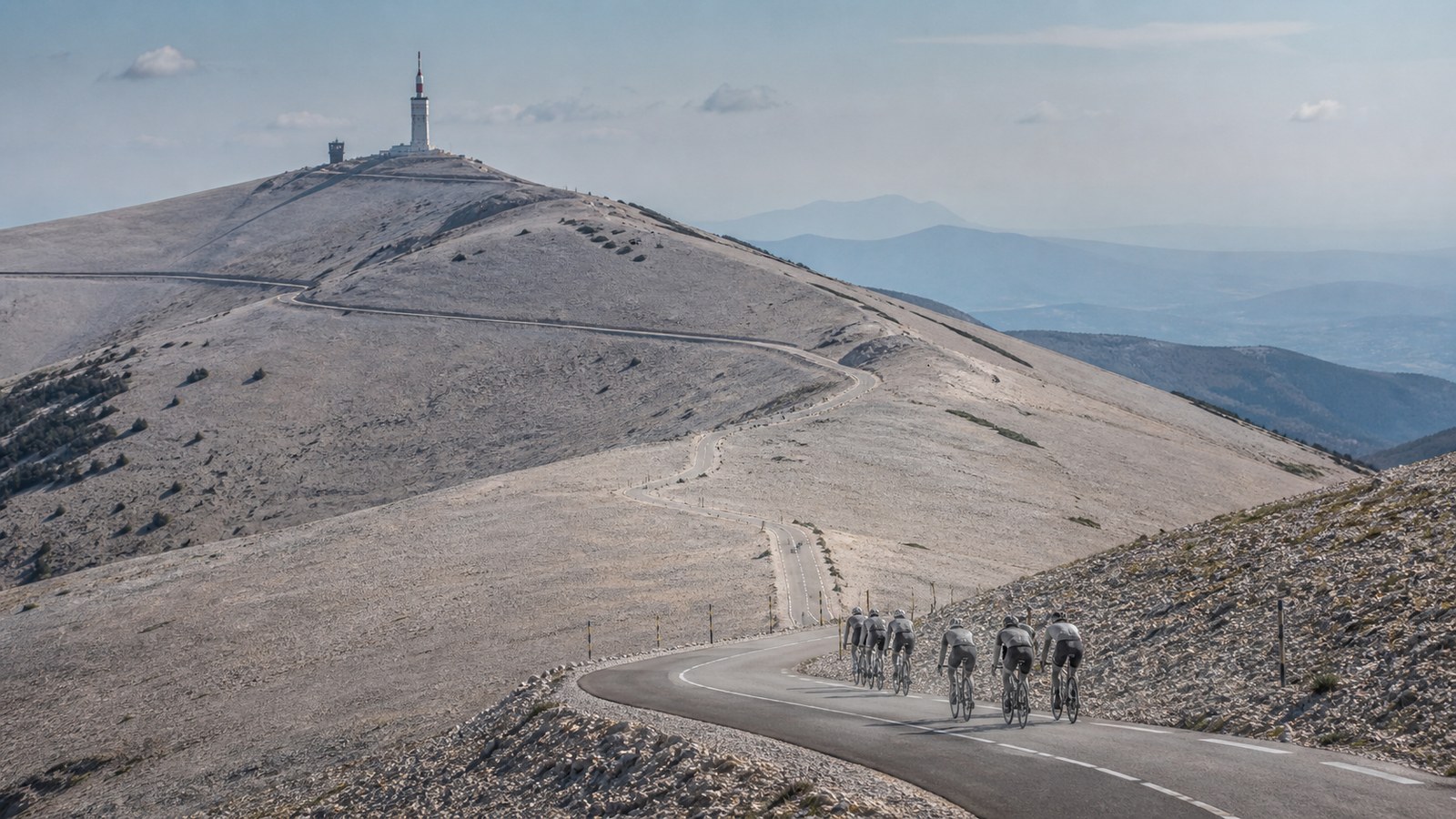 Peloton sur la route minérale du Mont Ventoux